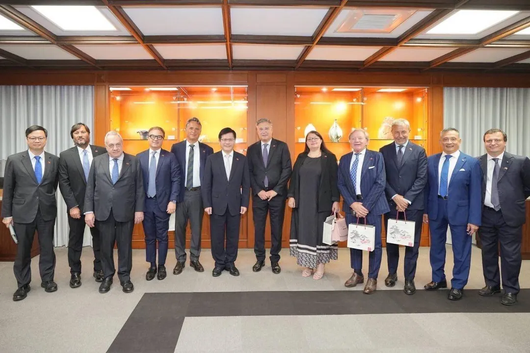 義大利國會友台協會共同主席帕洛里（Adriano Paroli）於今（2025）年9月4日率友台協會成員馬奉尼（Gianpietro Maffoni）參議員、羅沙克（Alberto Losacco）參議員、歐希尼（Andrea Orsini）眾議員、斯奎利（Luca Squeri）眾議員、奈維（Raffaele Nevi）眾議員、戴米安（Dario Damiani）參議員及辛西亞（Cinzia Pellegrino）參議員來台訪問。（圖／外交部）