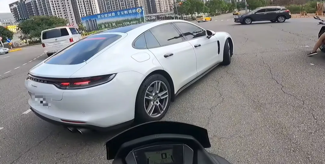 網友看完畫面痛批，真的很誇張。（圖／翻攝自臉書／Wowtchout - 地圖型行車紀錄器分享平台）