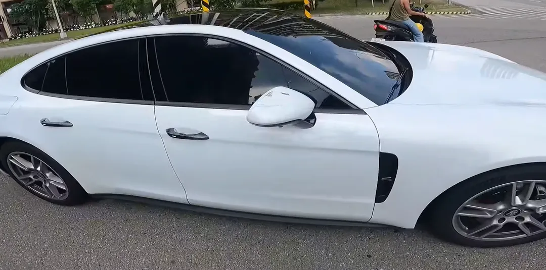 騎士看不下去敲對方車門，保時捷女駕駛才願意讓道。（圖／翻攝自臉書／Wowtchout - 地圖型行車紀錄器分享平台）