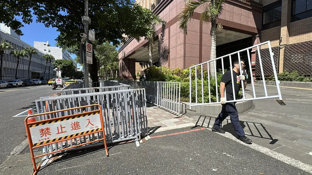 北市警方下午已在北檢、北院外架設鐵欄杆加強維安。（圖／塗豐駿攝）
