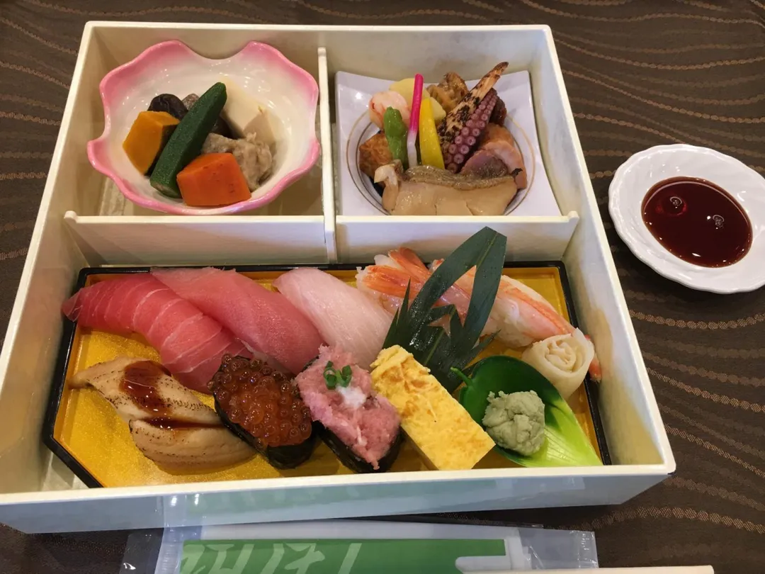 日本北海道旭川市外送便當專門店「午餐屋」（昼めし屋），近日爆發大規模食物中毒事件，共有144人出現腹瀉與腹痛症狀，其中一名60多歲男子死亡。當局事後緊急下令該便當店停業整頓。（示意圖／photoAC）