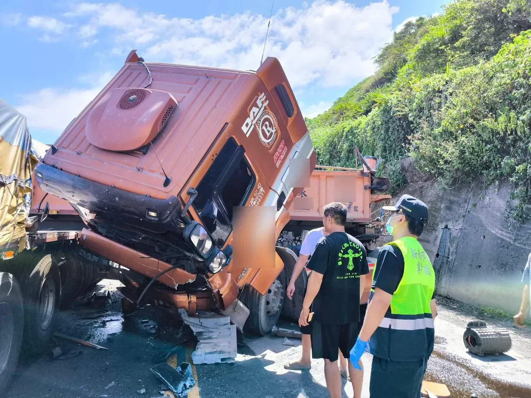 台2線113.4公里貢寮路段今(5)日下午1點多發生重大車禍,一輛油罐車、砂石車及曳引車發生追撞事故。(圖/警方提供,下同)