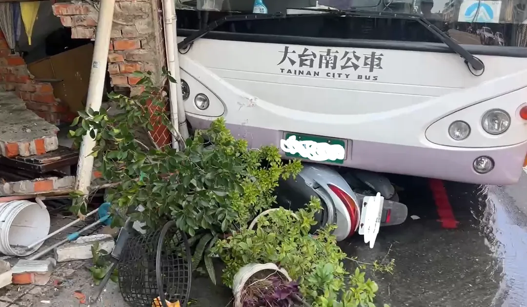 民宅牆面受損，現場一度湧出大量水柱。（圖／中天新聞）