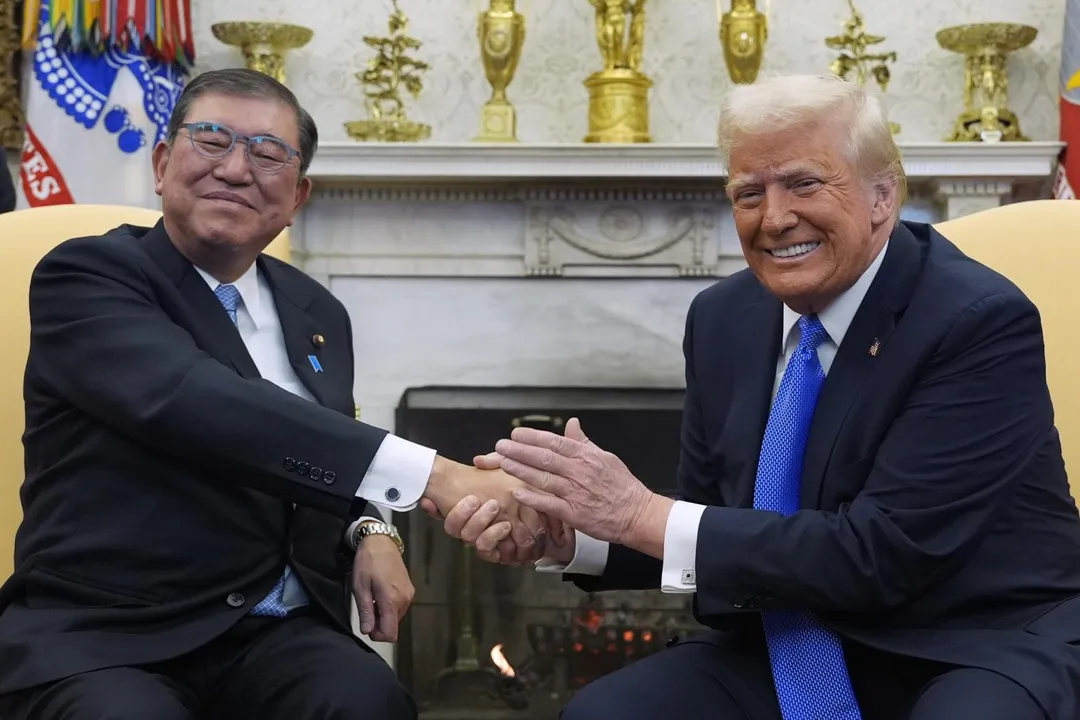 白宮今天宣布,美國總統川普已簽署行政命令,降低日本汽車關稅,以及把日本列為對等關稅減免對象,也就是不疊加15%關稅。而雙方也就日本承諾對美投資,簽署備忘錄。(圖/美聯社)