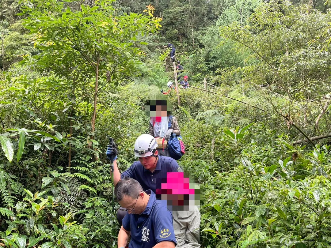 根據警方調查，朱姓女山友當天與6名登山友人相約前往芙蓉山，不幸遭遇山區大雨，朱姓女山友因天雨路滑不慎跌倒，造成腳踝骨折無法行走。（圖/警方提供）