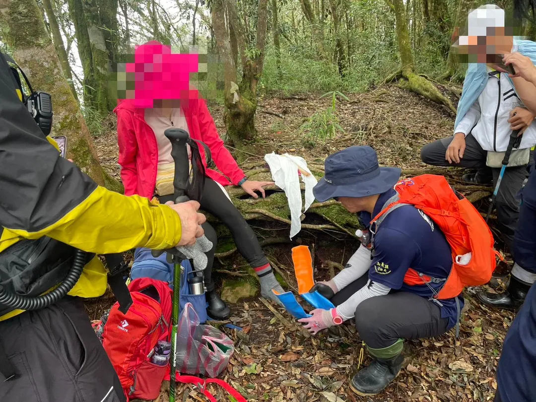 8月31日，一名女性山友在嘉義縣芙蓉山登山時不慎跌倒，導致左腳踝骨折，所幸在警消等單位合力搜救下，成功獲救送醫。（圖/警方提供）