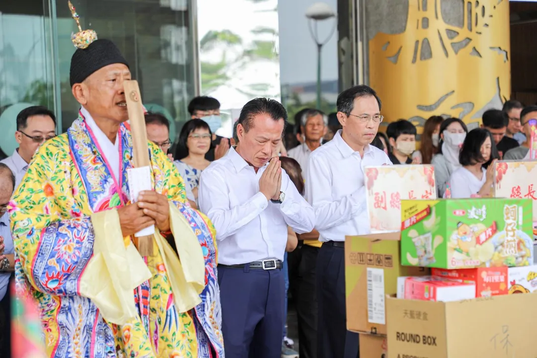 嘉義縣政府中元普渡祭拜「獸魂碑」。（圖／嘉義縣府提供）