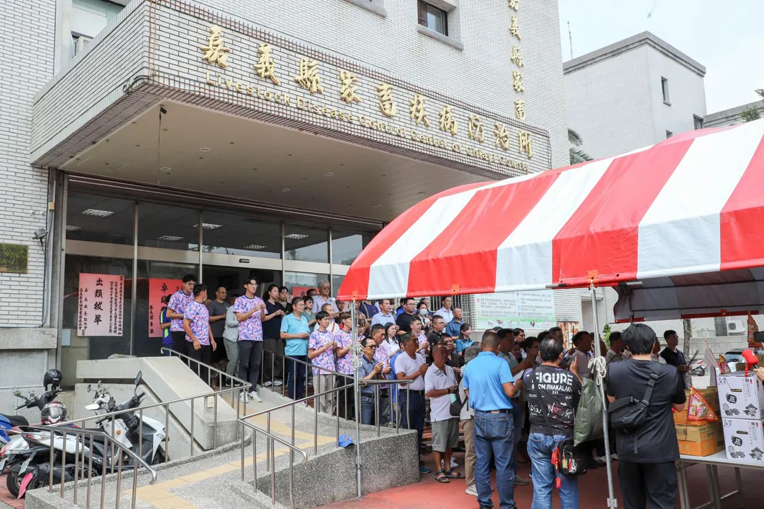 嘉義縣政府中元普渡祭拜「獸魂碑」。（圖／嘉義縣府提供）