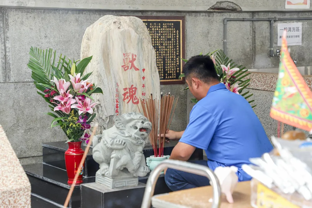 嘉義縣政府中元普渡祭拜「獸魂碑」。（圖／嘉義縣府提供）