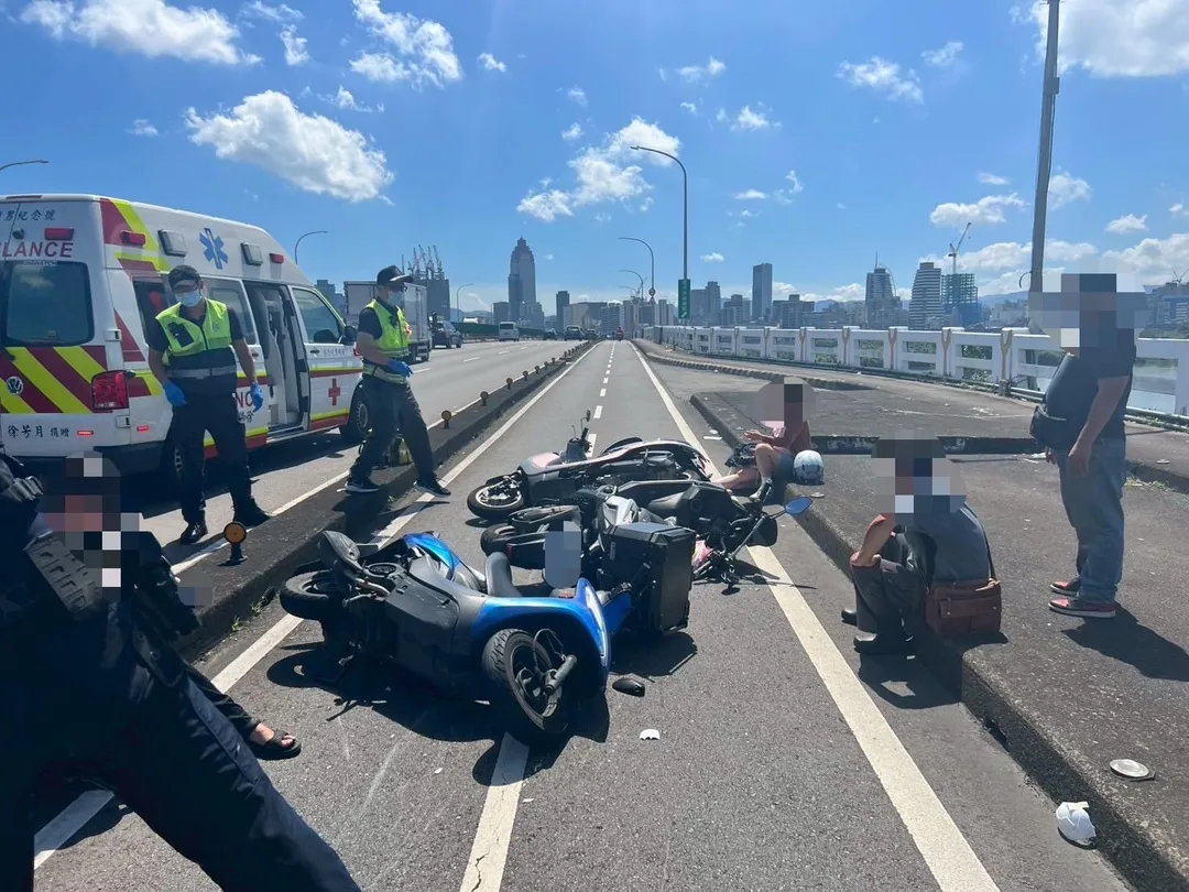 警消獲報後立即趕抵現場，發現3名騎士四肢多處擦挫傷，經包紮止血後送醫治療，事故一度造成機車道回堵數公里。（圖/警方提供）