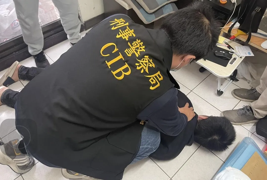 警方攻堅壓制逮捕嫌犯。(圖/翻攝畫面)