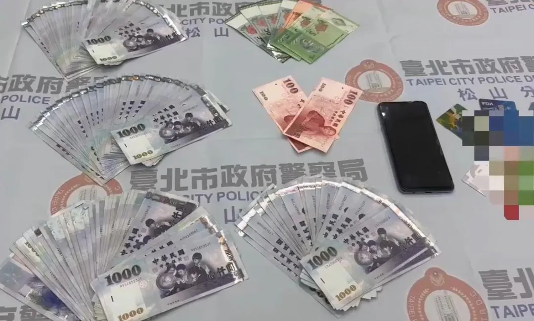 警方逮捕車手查扣贓款等證物。（圖／翻攝畫面）