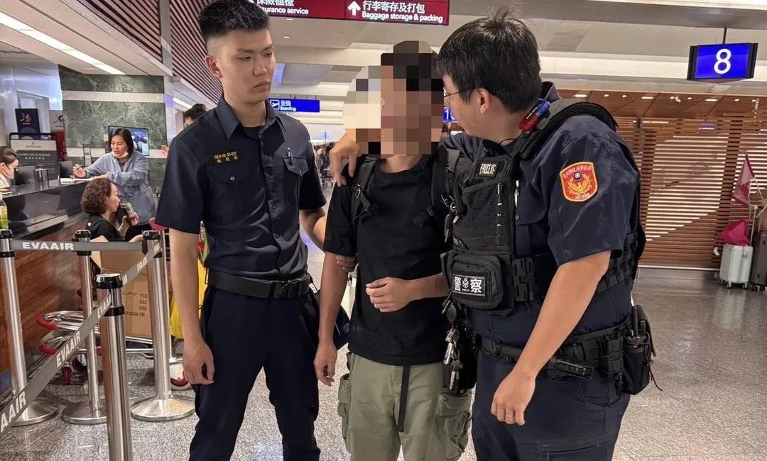警方在機場逮捕外籍詐騙車手。（圖／翻攝畫面）