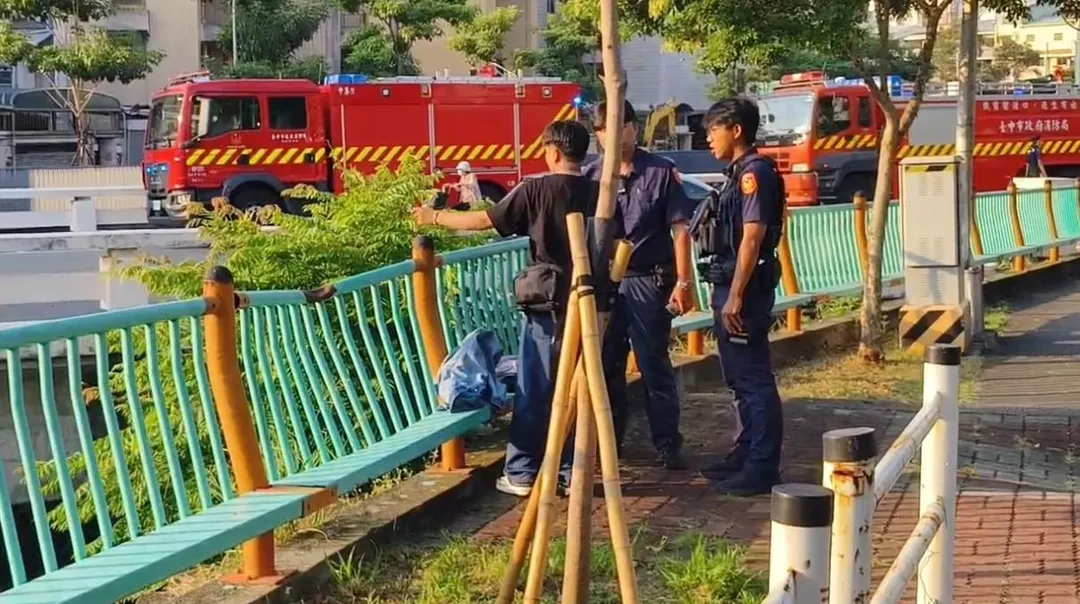 目擊女子跳溪的友人警方描述事發過程。(圖/中天新聞)