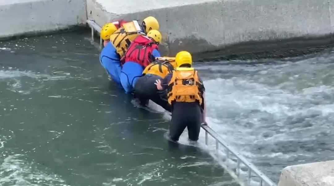 消防單位獲報後,立即沿溪流下游多處設置攔截點。(圖/中天新聞)