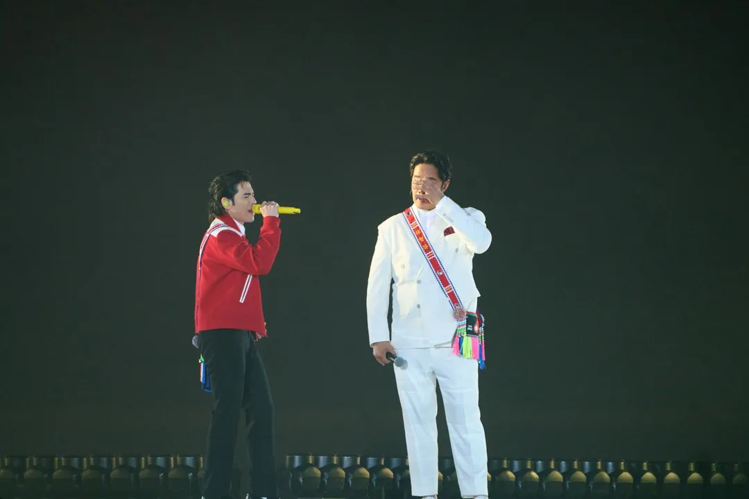 林智勝（右）感動拭淚。（圖／喜鵲娛樂提供）