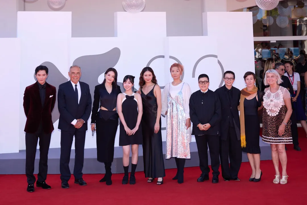 導演舒淇（左三）帶領《女孩》主創團隊現身威尼斯影展世界首映紅毯。（圖／甲上娛樂 提供）