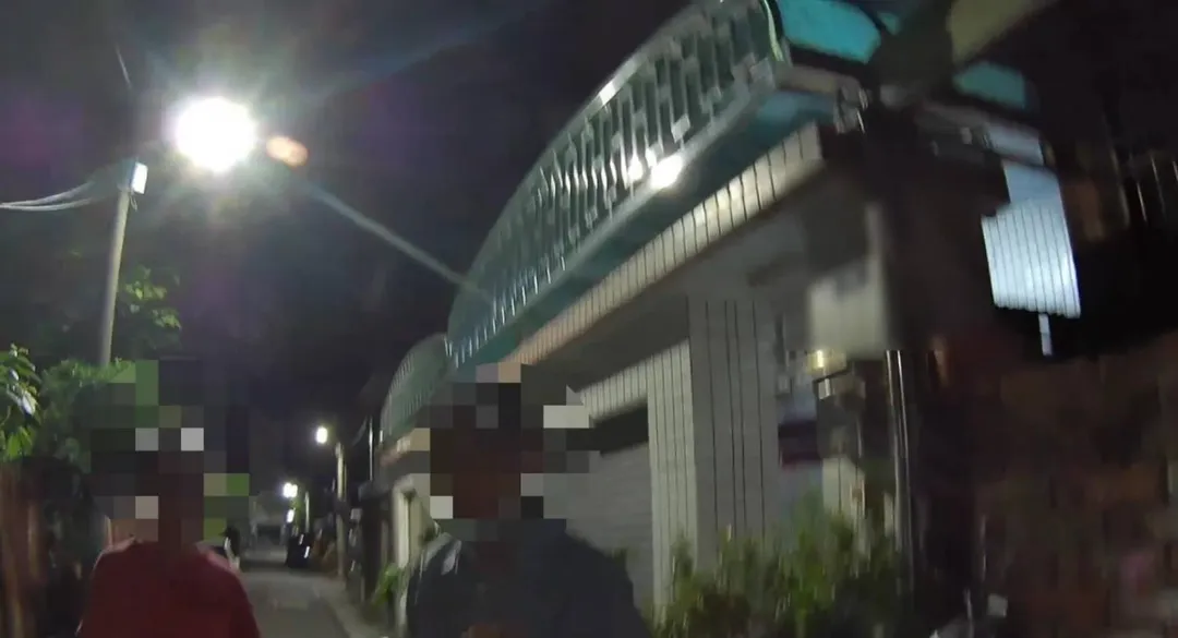龍井分駐所警員廖唯喬、黃瓊云於凌晨2時27分接獲報案，在一處社區大樓前發現神情疲憊的施姓長者。（圖/警方提供）