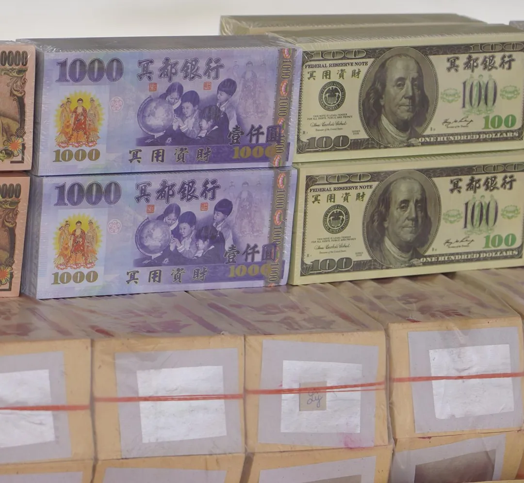 普渡所使用的紙錢有新台幣也有美元。（圖／翻攝自美國在台協會（AIT）臉書）