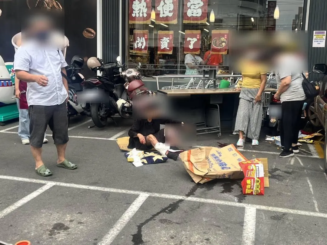 65歲洪姓女駕駛停車時不慎誤踩油門,導致車輛暴衝,撞傷2名剛採買完準備離開的女性顧客。(圖/翻攝畫面)