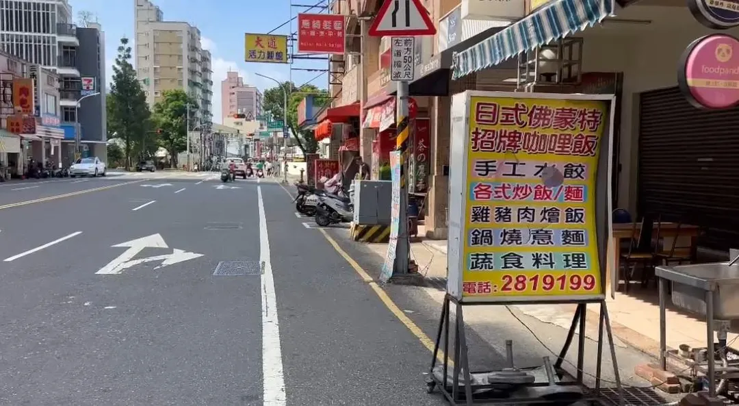 該路段有多家餐廳和飲料店,但僅這一家遭到攻擊。(圖/中天新聞)
