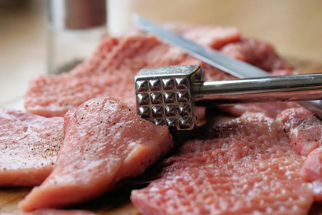 較難咀嚼的豬肉、牛肉，則可在料理前先去除筋膜，使用肉錘拍打使肉質變薄變軟。（示意圖／Pixabay）