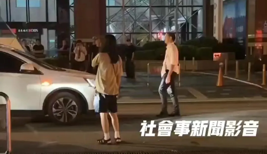 男子酒醉無故攔車狠砸。（圖／翻攝自社會事新聞影音）