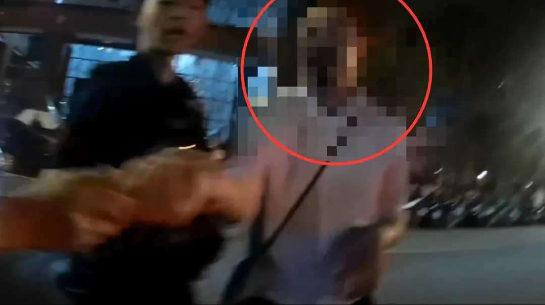 男子遭警方管束帶回派出所。（圖／翻攝畫面）