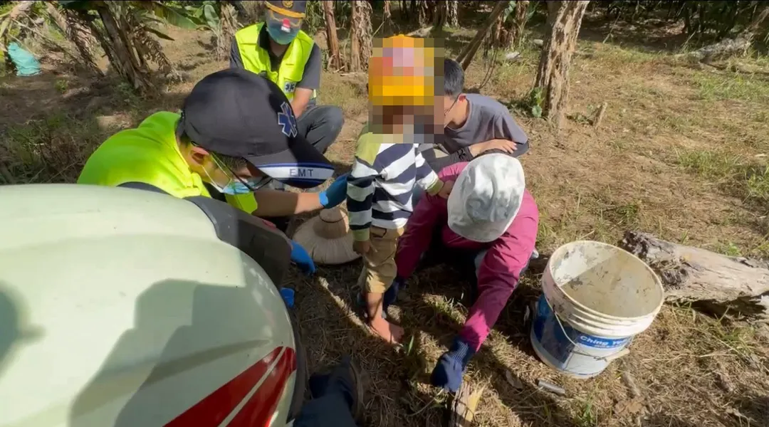 男童右腳踩中陷阱被捕獸夾夾困。（圖／翻攝畫面）