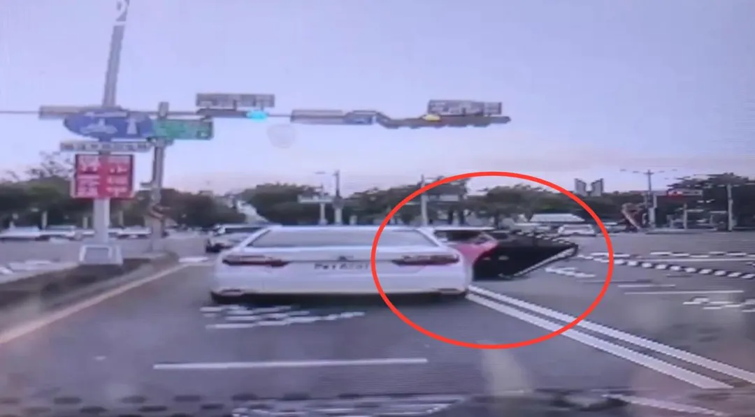一名男子在行進中車輛開門大喊救命。（圖／翻攝畫面）