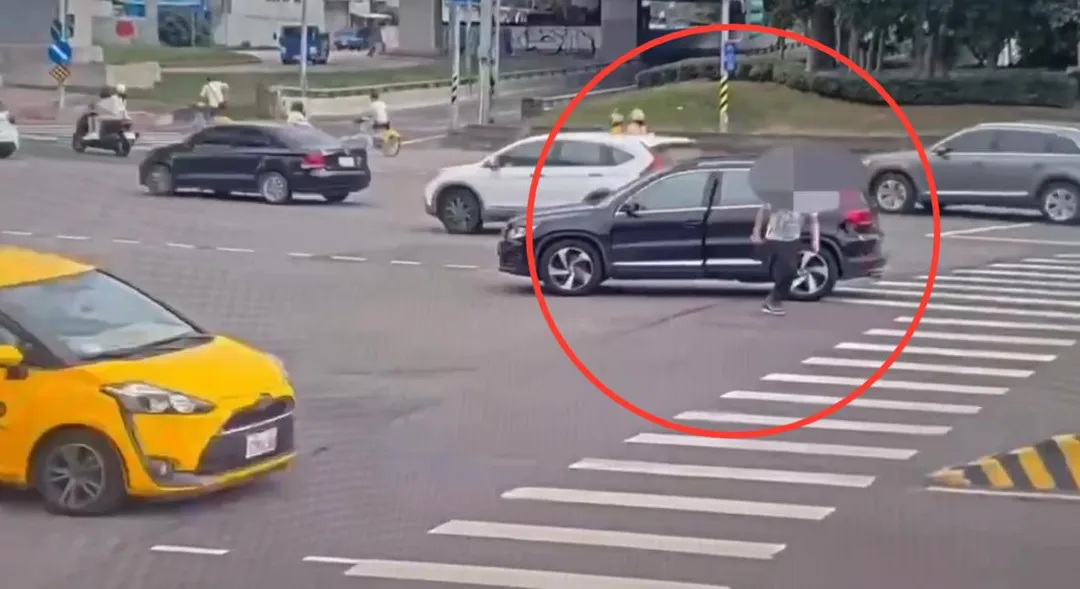 準爸爸匆忙下車攔下警車求助。（圖／翻攝畫面）
