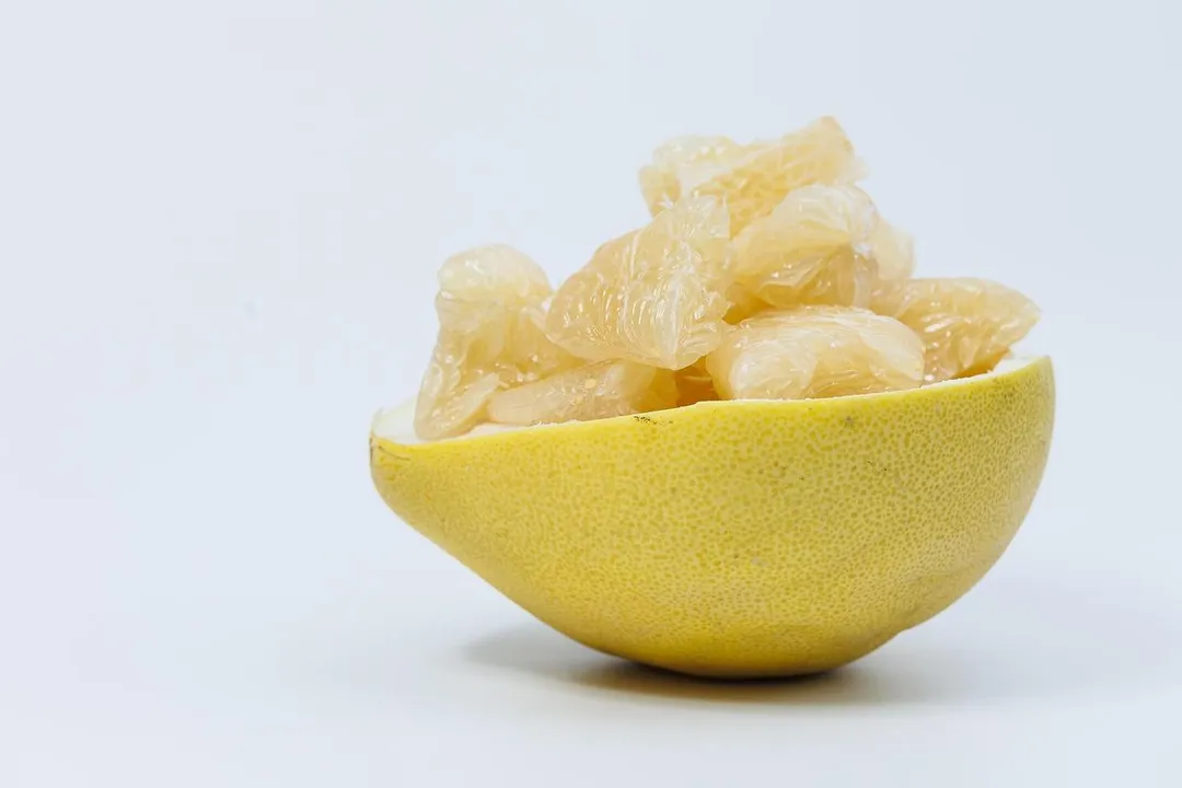 專家指出,首先是柚子的熱量,每100克可食部位的柚子熱量僅約35至50大卡。(示意圖/Pixabay)