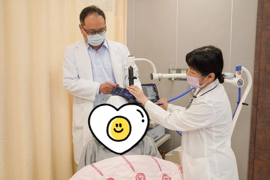 腦中風患者的復健,可由復健專科醫師統籌整體療程,結合物理治療師、職能治療師、語言治療與重複經顱磁刺激(rTMS)在內的綜合性療程。(示意圖/中醫大新竹附醫)
