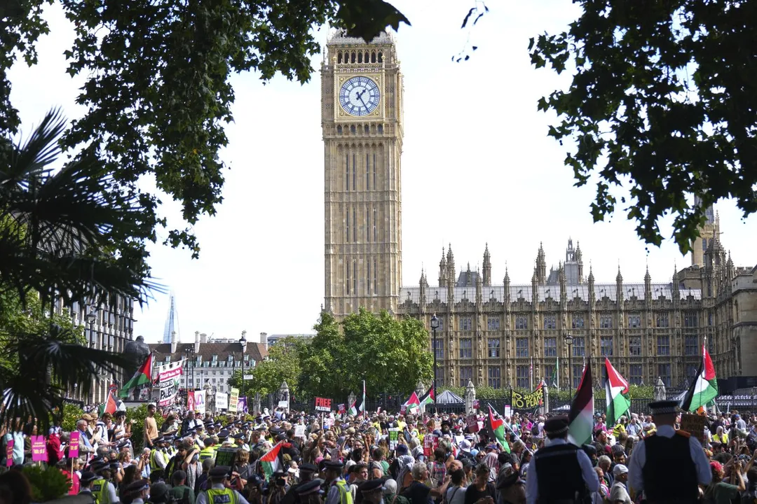 英國警方6日在一場聲援「巴勒斯坦行動」（Palestine Action）組織的示威活動中逮捕約425人。（圖／美聯社）