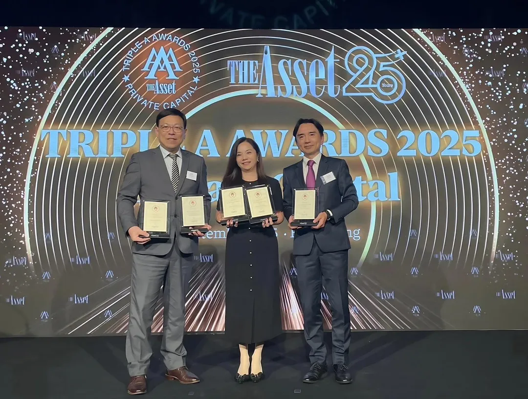 中國信託銀行今年囊括國際指標性財經媒體《The Asset》（財資）雜誌主辦之「The Asset Triple A Private Capital Awards 2025」六項大獎，由中國信託銀行香港分行資本市場部部長陳家裕副總經理（左）、香港分行金融商品行銷部部長麥芷珊副總經理（中）、境外私人銀行事業處處長陳怡達資深副總經理（右）代表受獎。（圖／主辦單位提供）