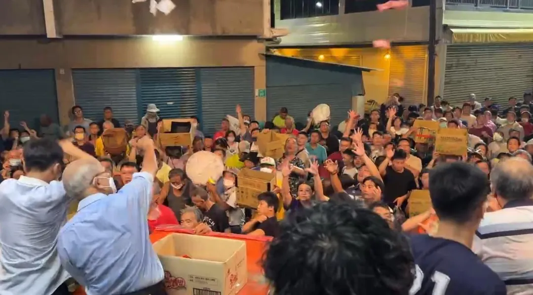 今年祭出6.5萬元銅板供民眾「搶錢」，還有10多萬份供品，吸引大批信眾到場參與。（圖／中天新聞）