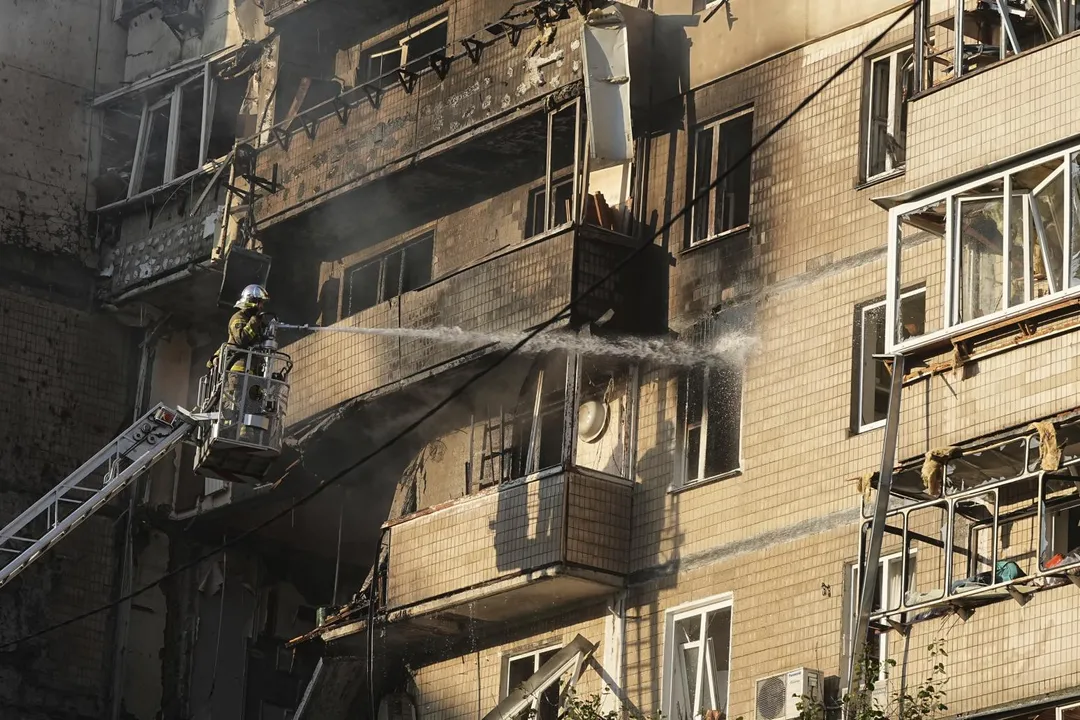 烏克蘭首都基輔又遭俄軍轟炸，多棟民宅起火。（圖／美聯社）