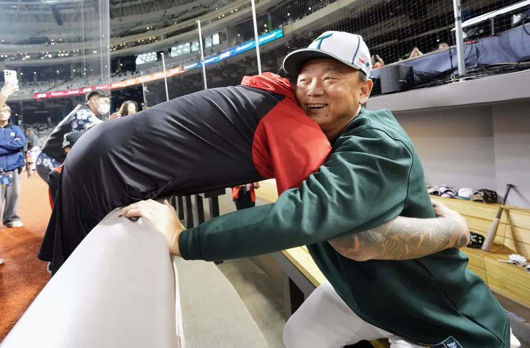 林智勝賽前向昔日教頭洪一中致意。（圖／味全龍提供）