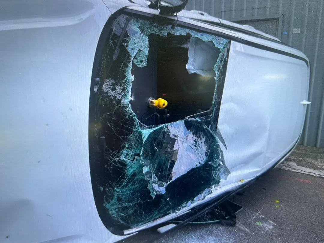 桃園市中壢區今(7)日發生一起自撞翻車事故,一輛自小客車在轉彎時撞上路旁矮牆,造成車輛翻覆。(圖/警方提供,下同)