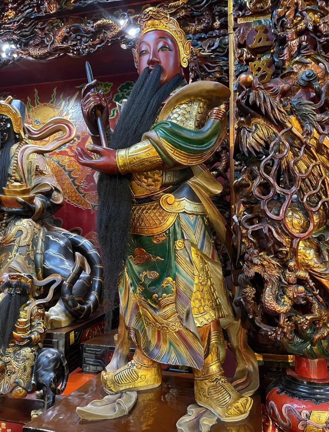 苗栗竹南后厝龍鳳宮所供奉的武財神神像鬍鬚長長約40公分。(圖/楊登嵙提供)