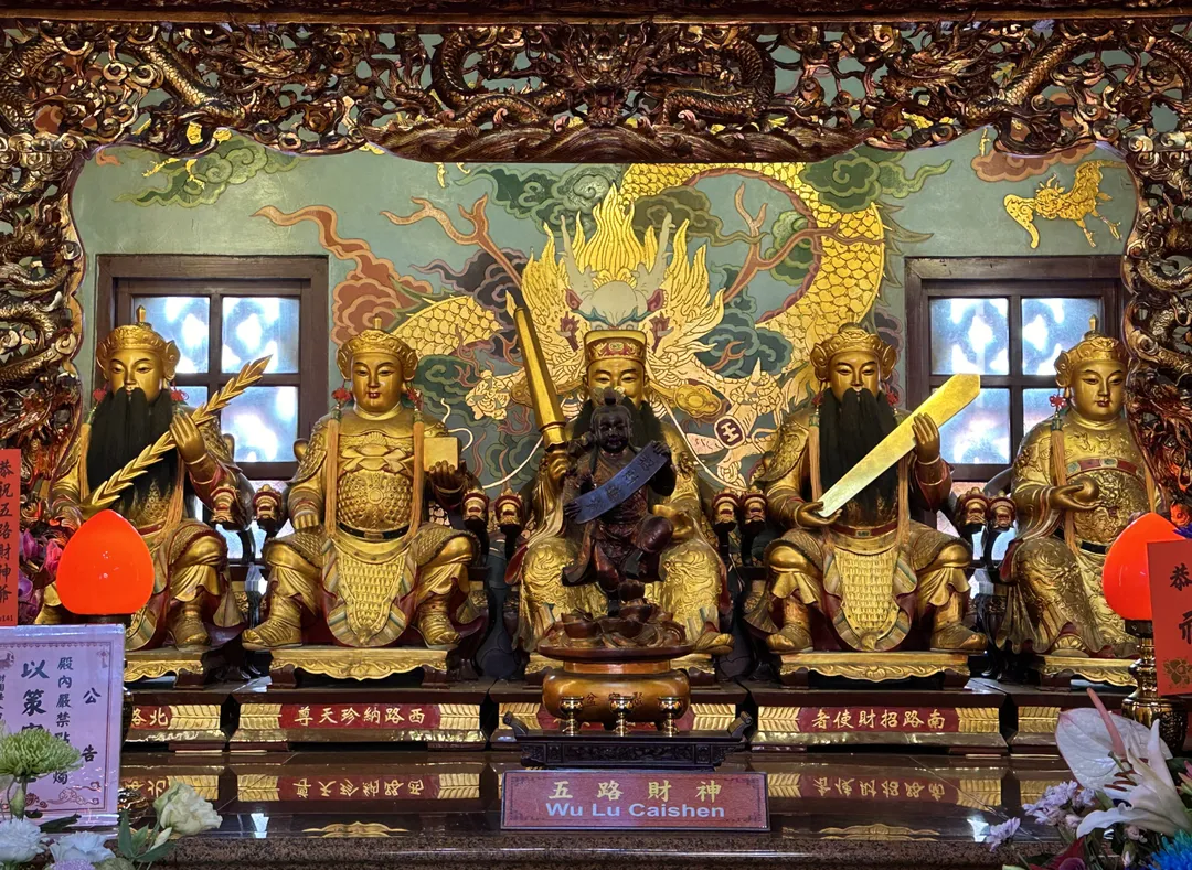 龍鳳宮供奉其他神像同樣出現鬍鬚變長的新奇狀況。(圖/楊登嵙提供)