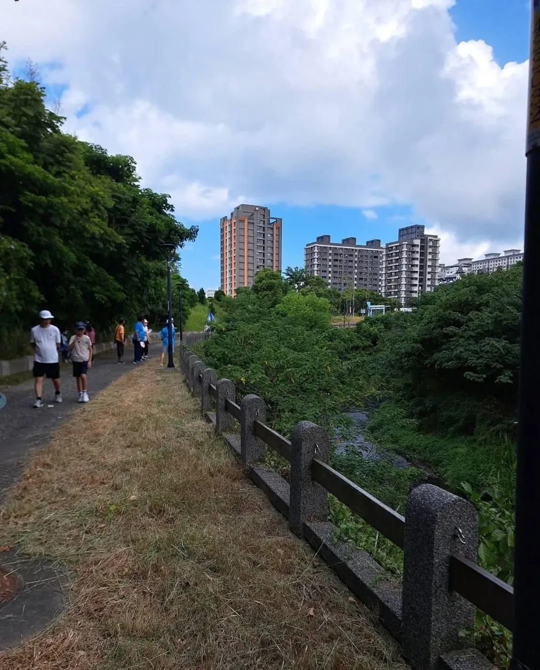 李男當場墜落約5公尺深溪谷，救護人員趕抵後緊急送往淡水馬偕醫院，仍不幸宣告不治。（圖／警方提供）