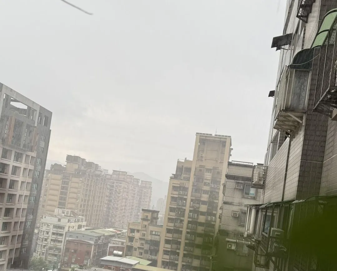 台北市府示警，7日傍晚起萬華區、中正區、大安區、文山區時雨量可達40毫米以上。圖為新北市中和區下午大雨畫面。（圖／民眾葉美華提供）