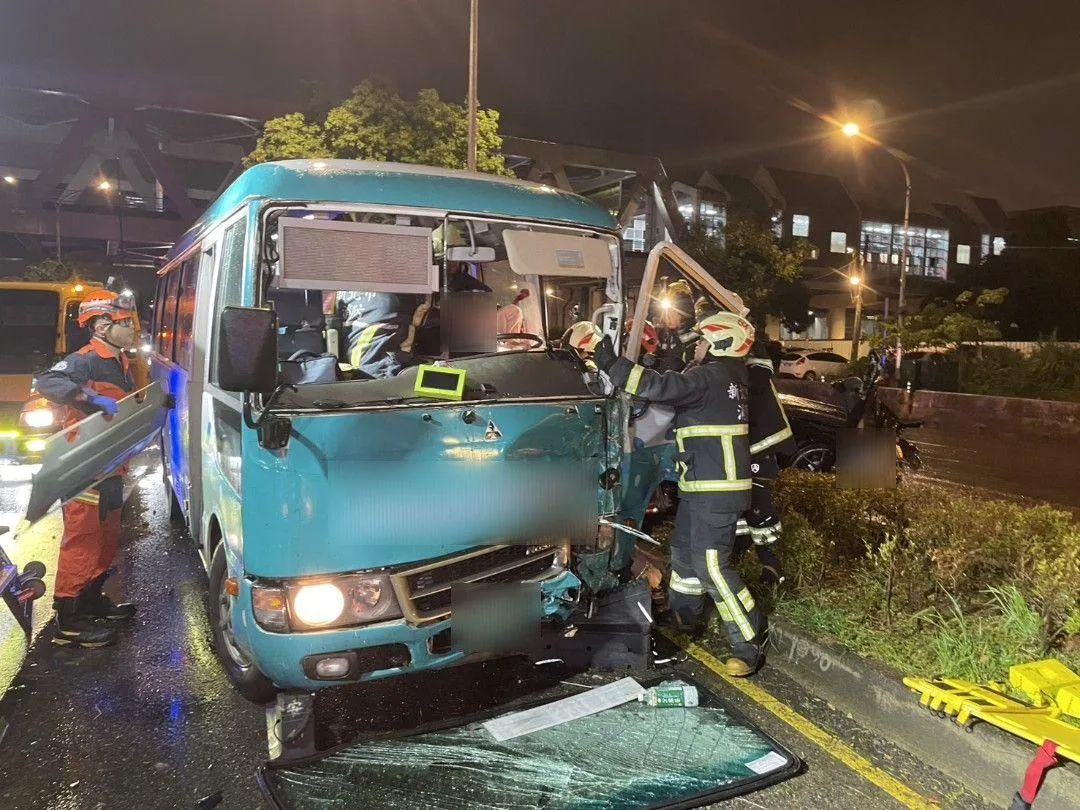 警方表示，初步調查顯示，事故可能是客運小巴在該路口迴轉時，遭對向行駛的轎車高速撞擊.（圖/翻攝畫面）
