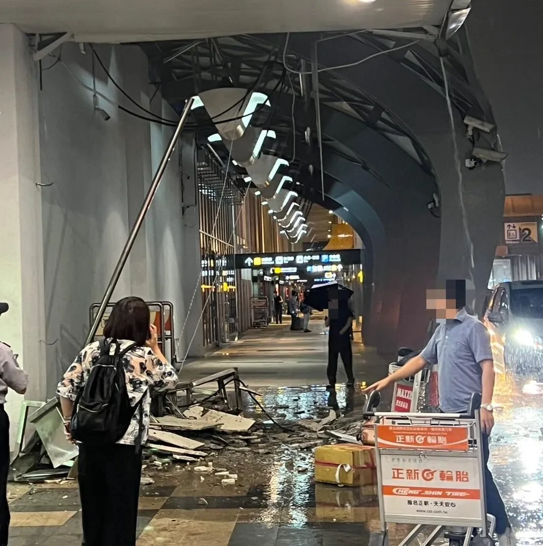 台北松山機場7日晚間發生內部屋頂坍塌事故，地面還有大片積水。（圖／Threads@_________yao授權提供）