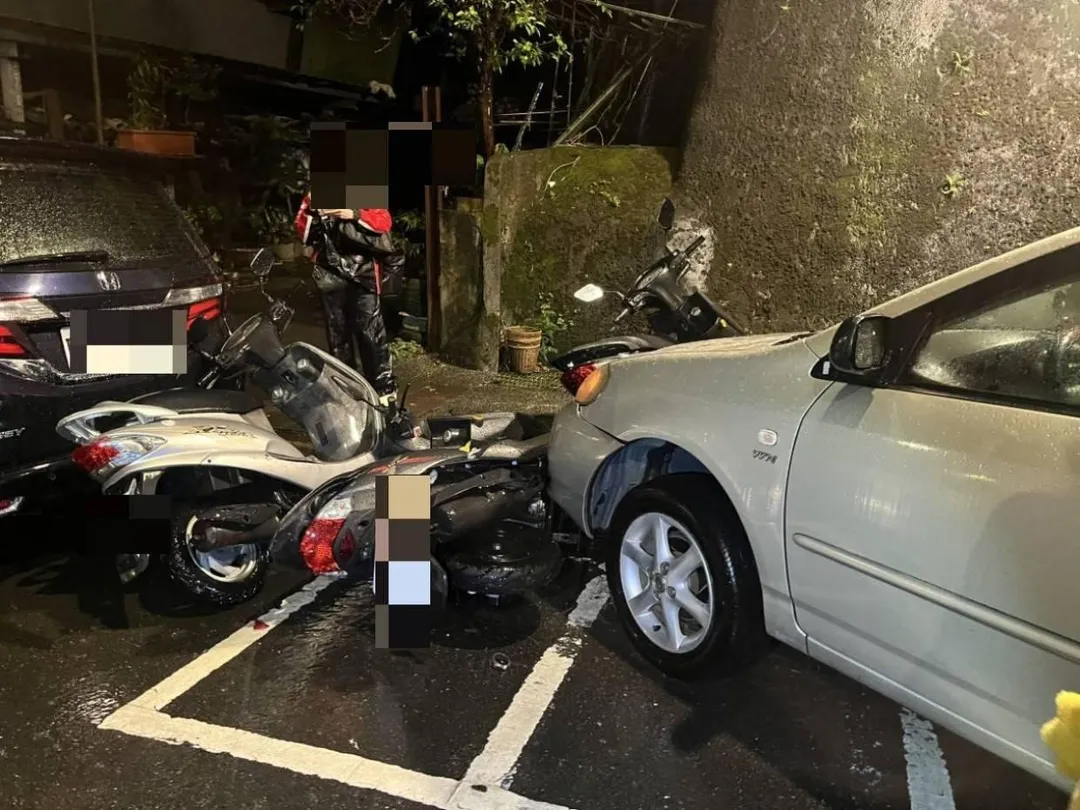 北市1名76歲婦人今晚開車行經內湖區環山路時，疑因天雨視線不佳而擦撞路旁停放車輛，造成3輛汽車、4輛機車受損。（圖/警方提供，下同）