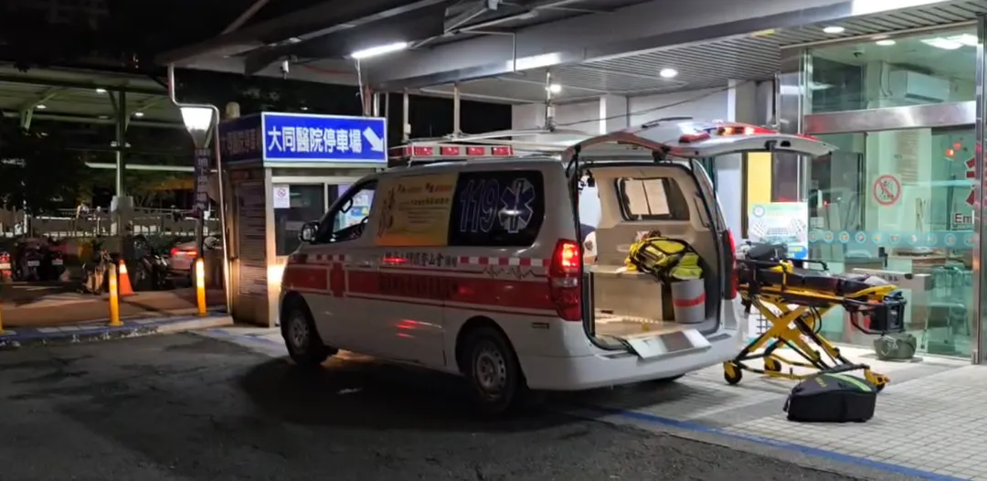 一名47歲加拿大籍男子今（7）日晚間在高雄駁二藝術特區發生落海意外，落海男子送醫後仍處於命危狀態。（圖/中天新聞）