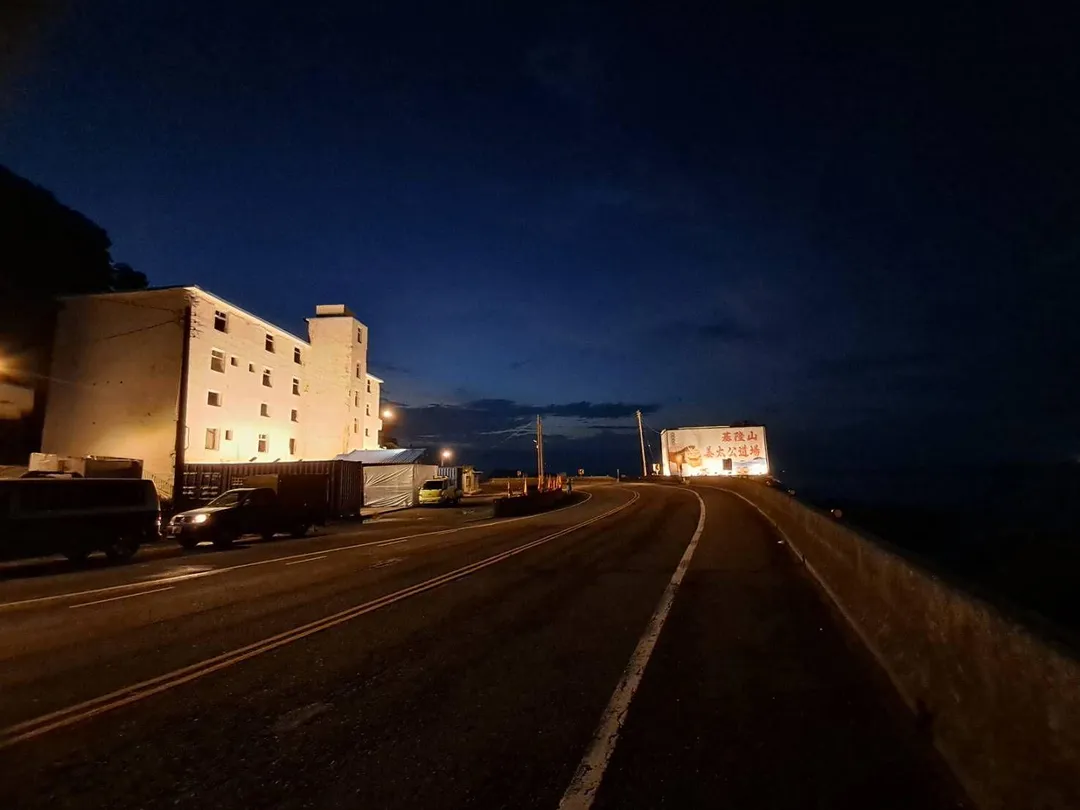 剛成立的基隆山姜太公道場鄰近陰陽海位於濱海公路旁，夜間燈光閃亮，成為北海岸新地標。（圖／基隆山姜太公道場提供）