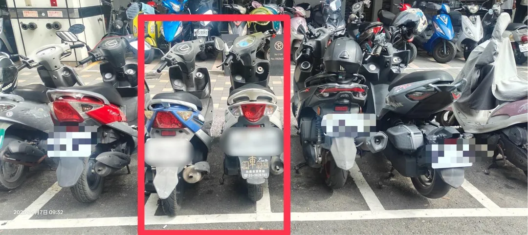 鼓山分局指出，藍色機車車主隨意挪動他人車輛，以利自身停放，導致1格停格停放2台機車，已違規。（圖／警方提供）
