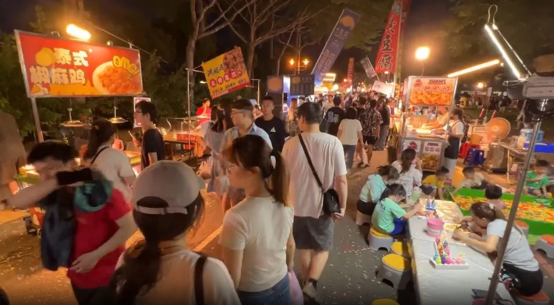 苗栗近日新開幕的貓裏喵夜市，規模達300個攤位。（圖／中天新聞）